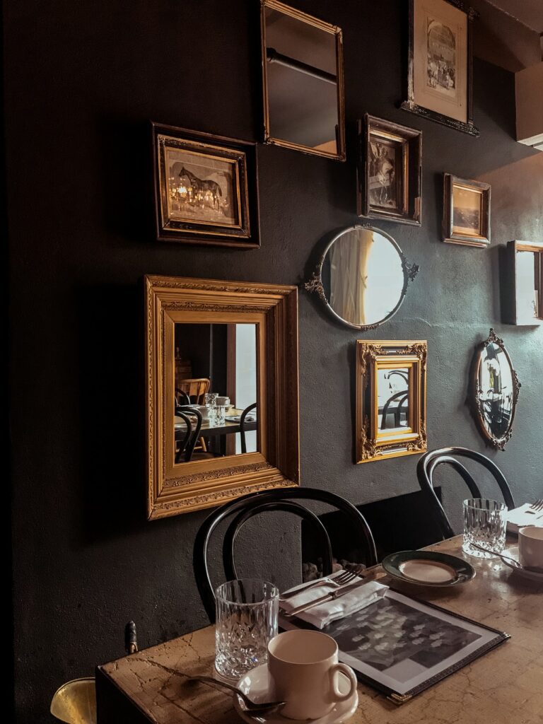 Comedor con espejos decorativos